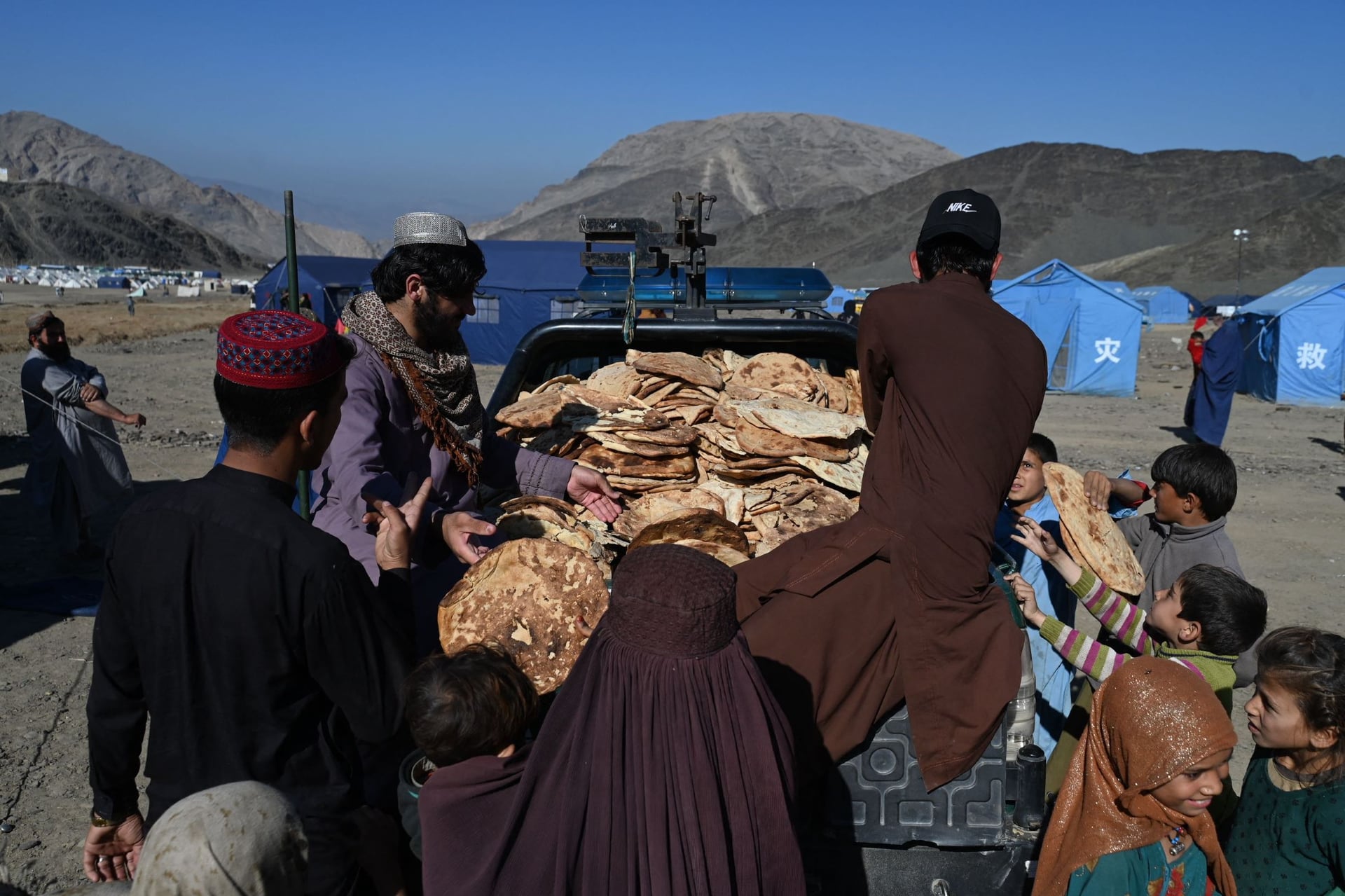 الخبز في انتظار الأفغان العائدين من باكستان