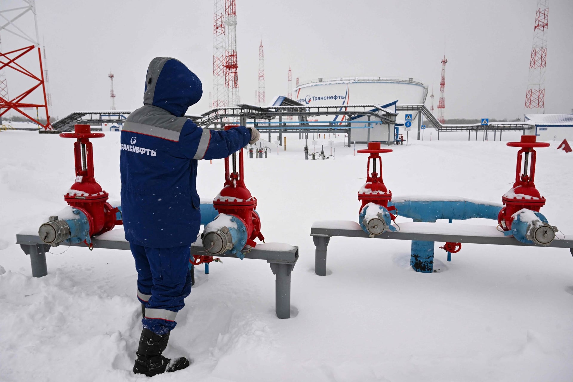 النفط يصعد بدعم من تراجع الدولار وتوقعات زيادة الطلب في 2024