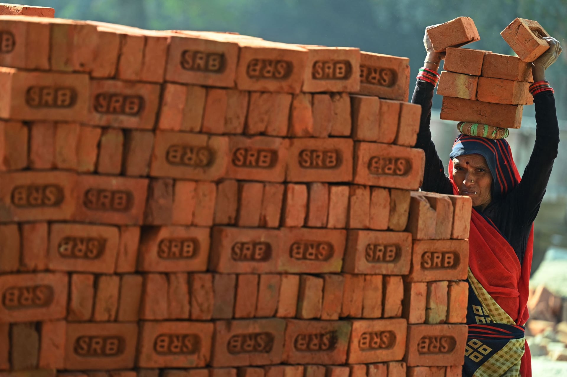 نقل الطوب فوق الرؤوس