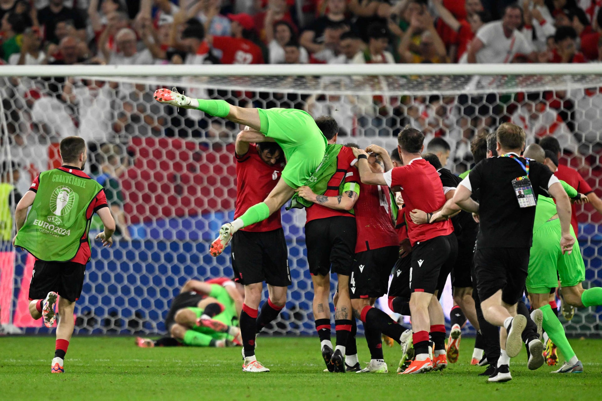 21.4 مليون دولار تنتظر لاعبي جورجيا بوعد الملياردير إيفانيشفيلي