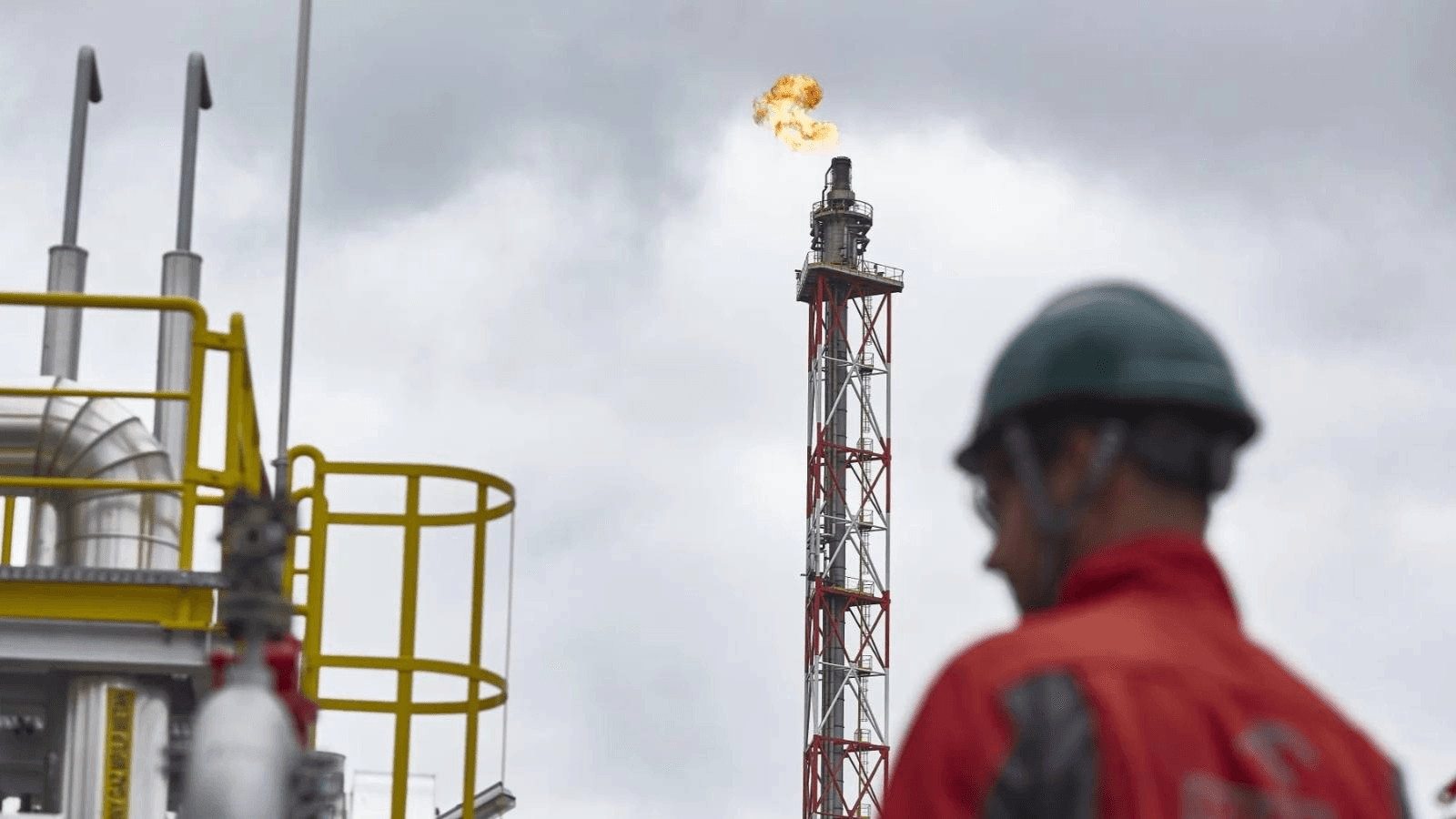 أسعار النفط تنخفض 0.3% وسط الحرب الجمركية وتوقعات فائض المعروض