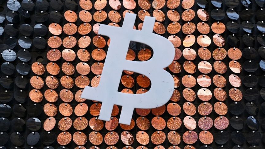 بيتكوين تقفز فوق 105 آلاف دولار بعد خفض الرسوم بين أمريكا والصين