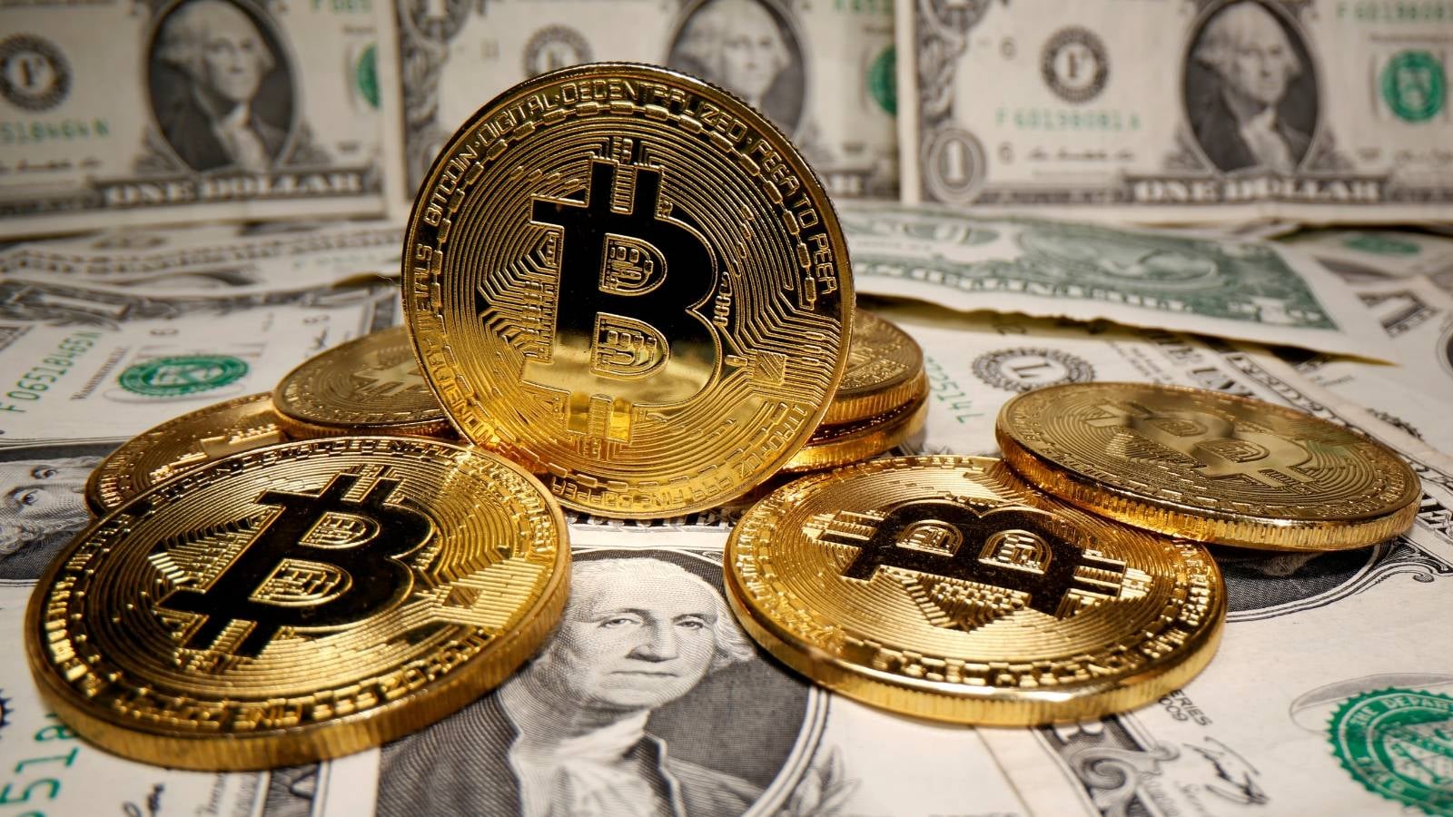 "بيتكوين" تتجاوز 110 آلاف للمرة الأولى وسط موجة تفاؤل .. والدولار يتراجع
