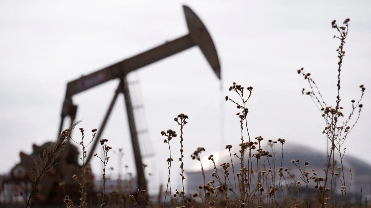 النفط يتراجع بنحو 1% بعد اتفاق غزة وتلاشي علاوة المخاطر في الشرق الأوسط