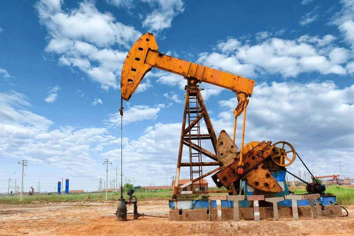 النفط يصعد عند الإغلاق بدعم من مؤشرات تهدئة أمريكية-صينية