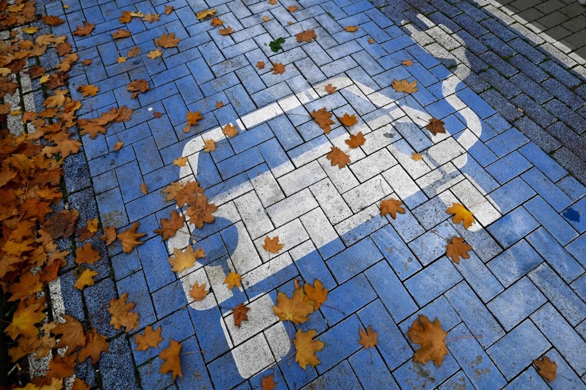 على خطى أمريكا .. العالم يسير نحو التراجع عن طموحات السيارات الكهربائية