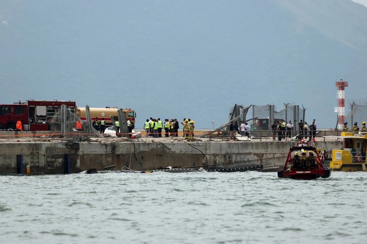 انحراف طائرة شحن إماراتية عن المدرج في هونج كونج ومقتل اثنين من موظفي المطار