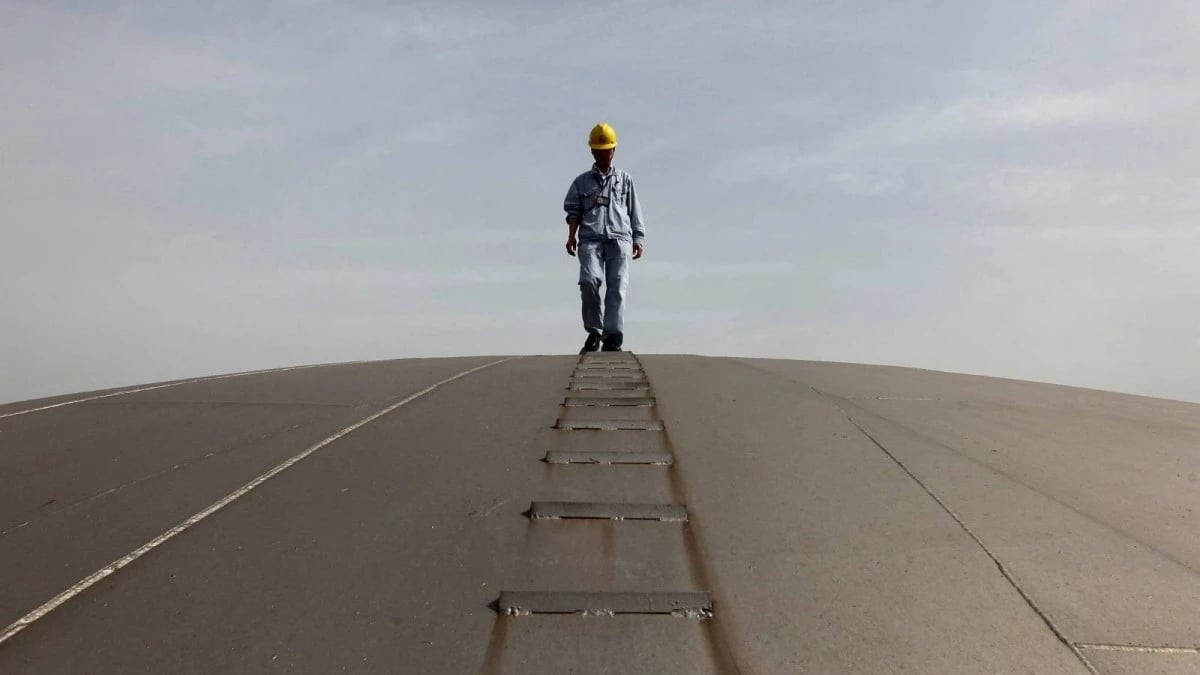 النفط عند أدنى مستوى في 5 أشهر وسط مخاوف تخمة المعروض وتراجع الطلب