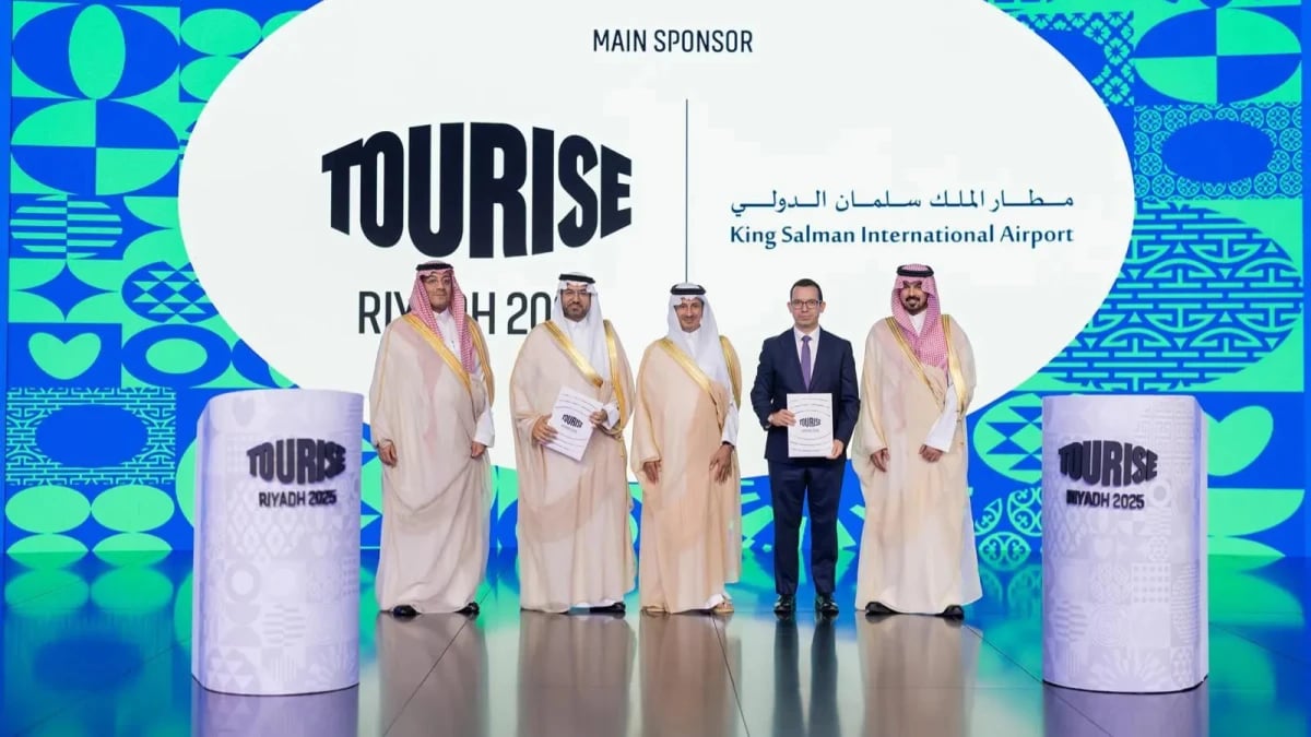 مطار الملك سلمان الدولي يوقع شراكة إستراتيجية مع منتدى TOURISE 2025 لدعم السياحة المستدامة وتمكين الربط اللوجستي