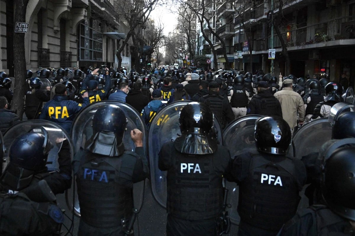 هل تتكرر فضيحة تهريب أموال المستثمرين في الأرجنتين... تحت غطاء خطة إنقاذ أمريكية جديدة؟