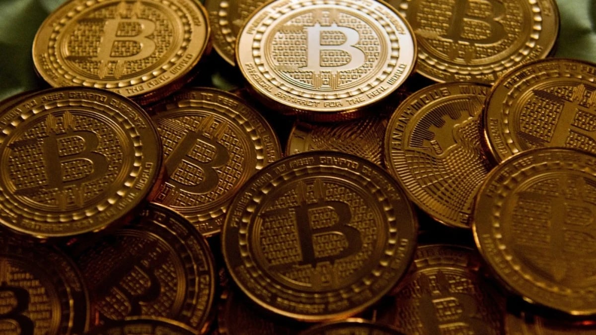 "بيتكوين" تتراجع دون 100 ألف دولار لأول مرة منذ يونيو