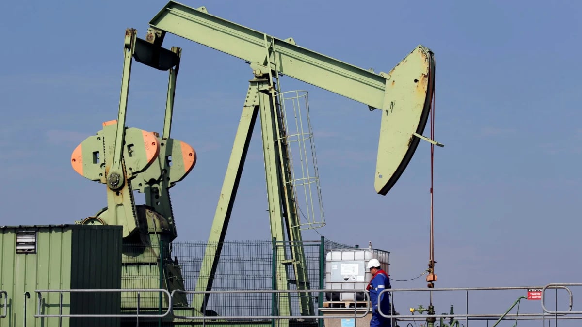 النفط يستقر عند التسوية بعد خسائر حادة في الجلسة السابقة