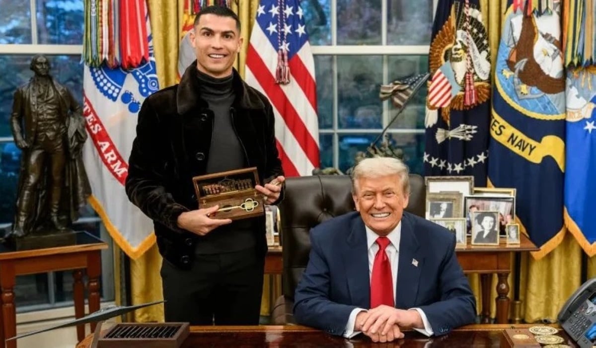 ما المفتاح الذي أهداه ترمب إلى رونالدو؟