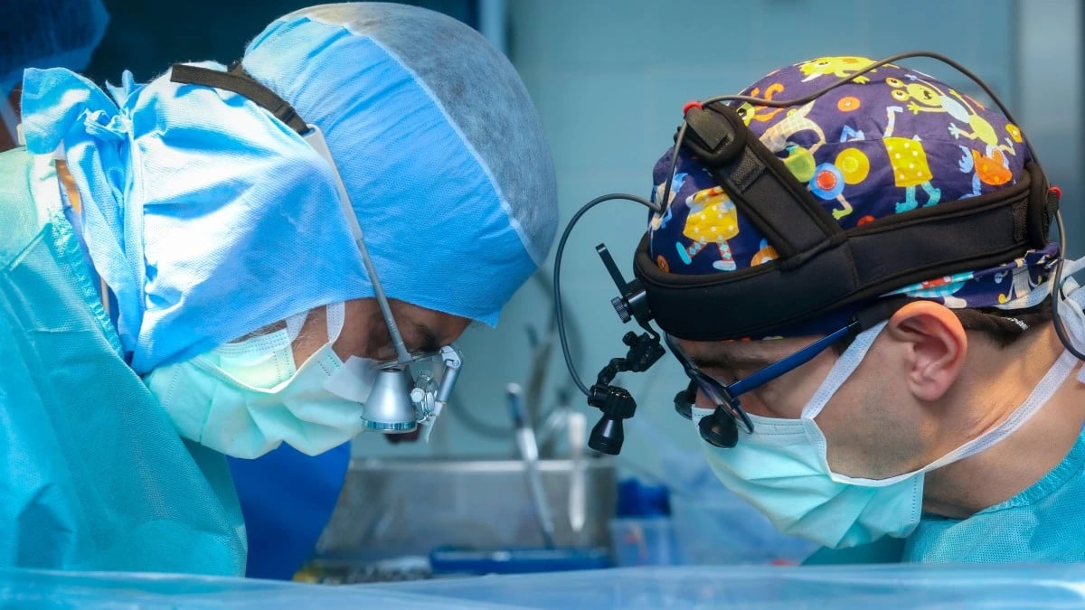 زراعة أصغر جهاز منظم لضربات القلب لمولودة تزن 2 كيلو جرام في السعودية