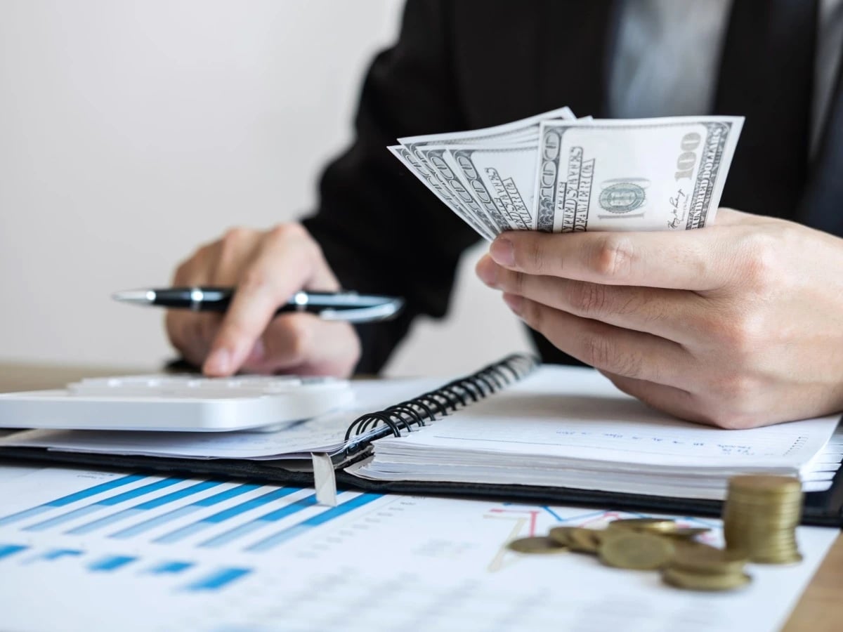 كيف تركز على أهدافك المالية وسط إغراءات موسم العطلات؟