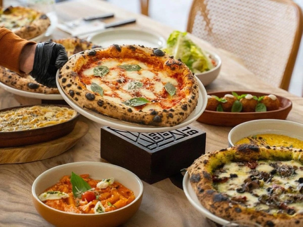 مطاعم "البيتزا" في السعودية تواجه توسع العلامات المحلية بحرب أسعار .. وصافي الربح 10%