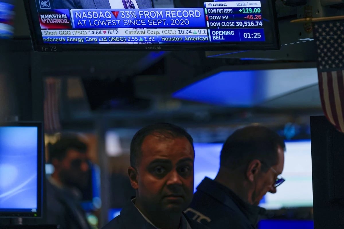 الأسهم الأمريكية تغلق منخفضة مع تراجع معظم القطاعات الصناعية