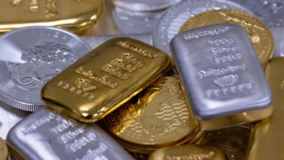 الذهب يهبط بعد خفض الفائدة .. والفضة عند مستوى قياسي مرتفع