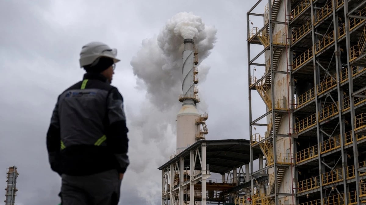 النفط يرتفع بضغط مخاوف تعطل الإمدادات مع تصاعد التوتر بين أمريكا وفنزويلا