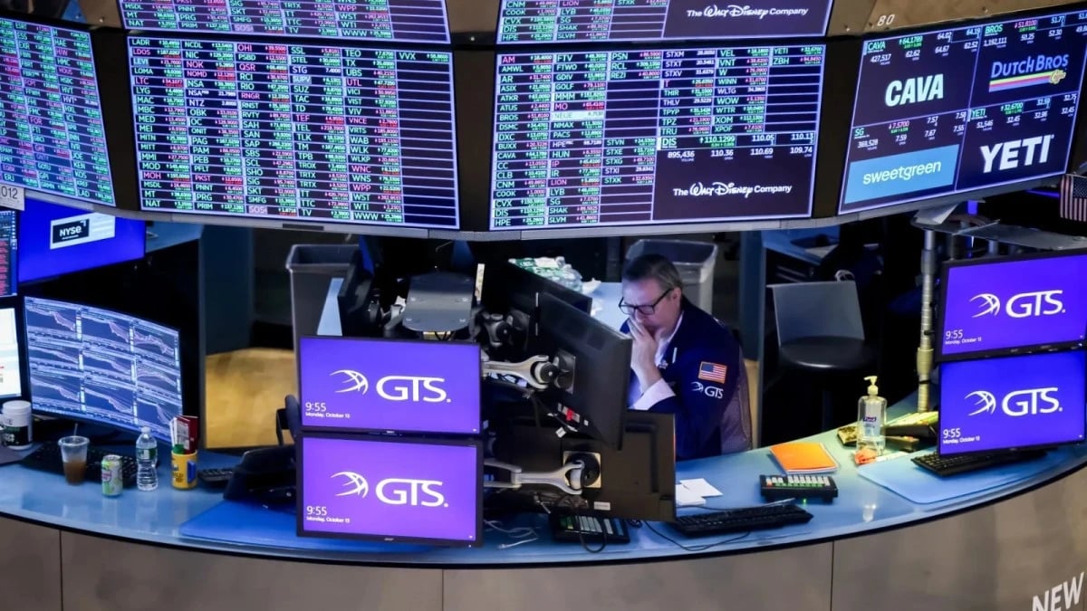 الأسواق العالمية تتراجع وسط حذر قبيل بيانات أمريكية حاسمة