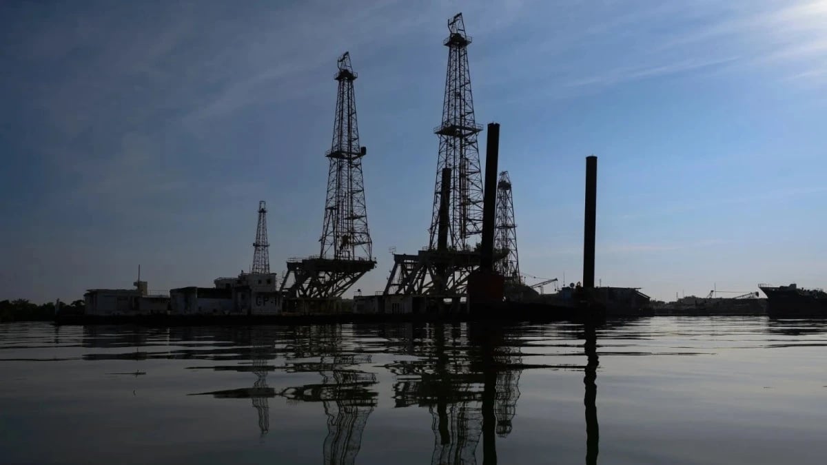 أسعار النفط ترتفع بعد تصعيد أمريكا ضد فنزويلا