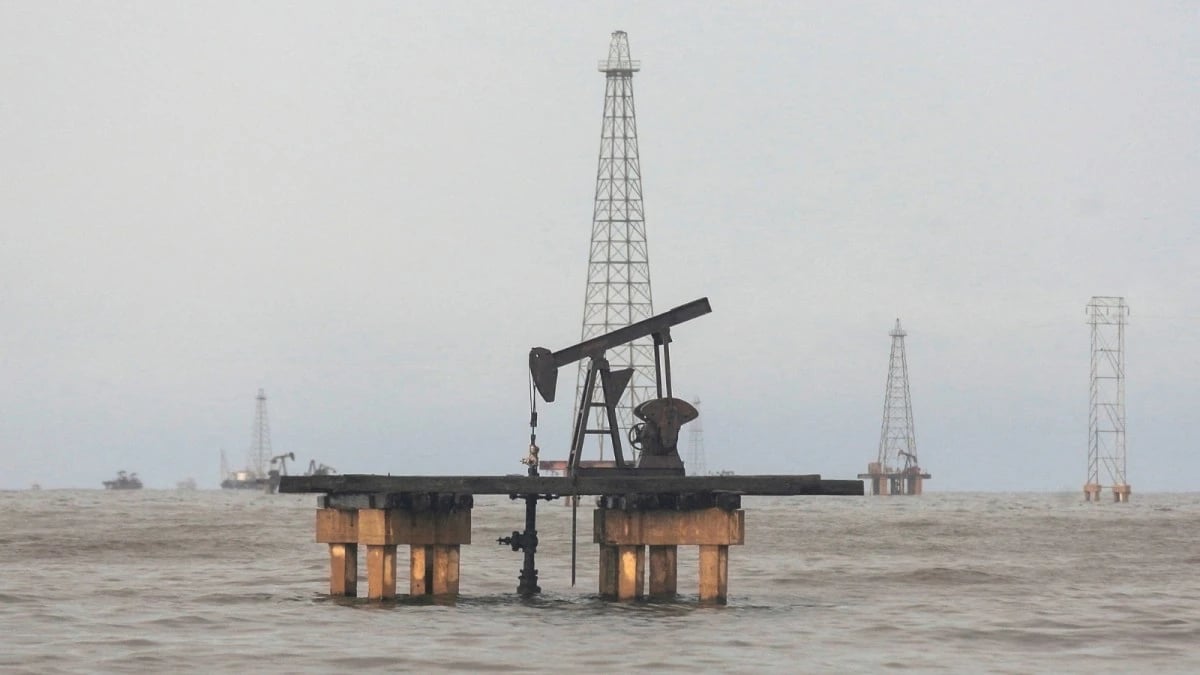 أسعار النفط تقفز بنحو دولار بعد حصار أمريكا لفنزويلا