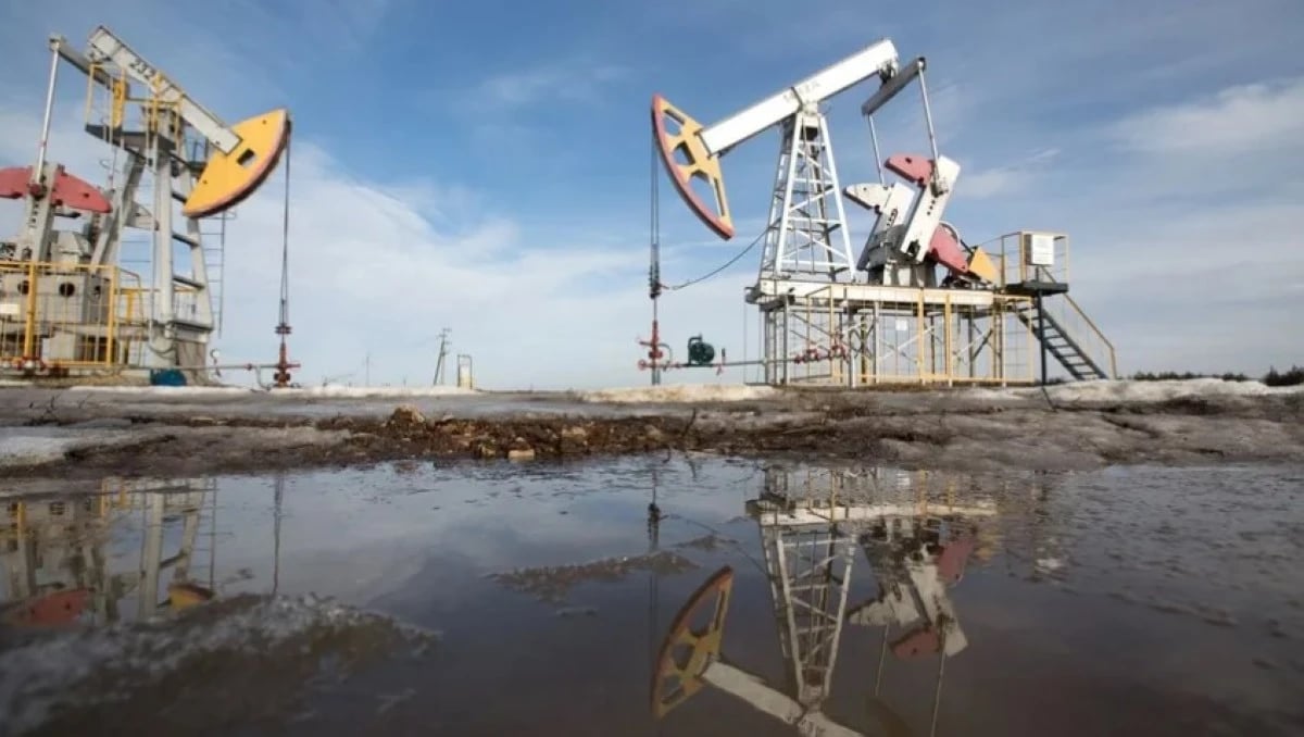 النفط يتجه للانخفاض للأسبوع الثاني على التوالي