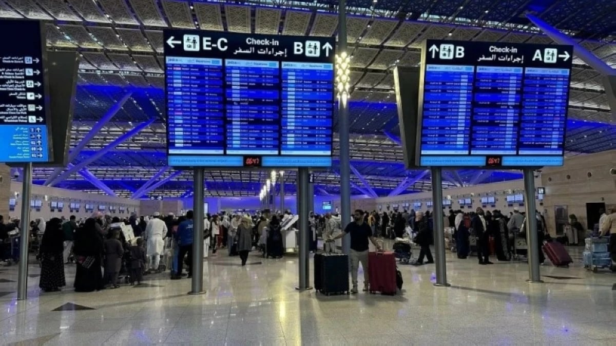 "الخطوط السعودية": إلغاء وتأخير رحلات في مطار الرياض بسبب تحد تشغيلي مؤقت