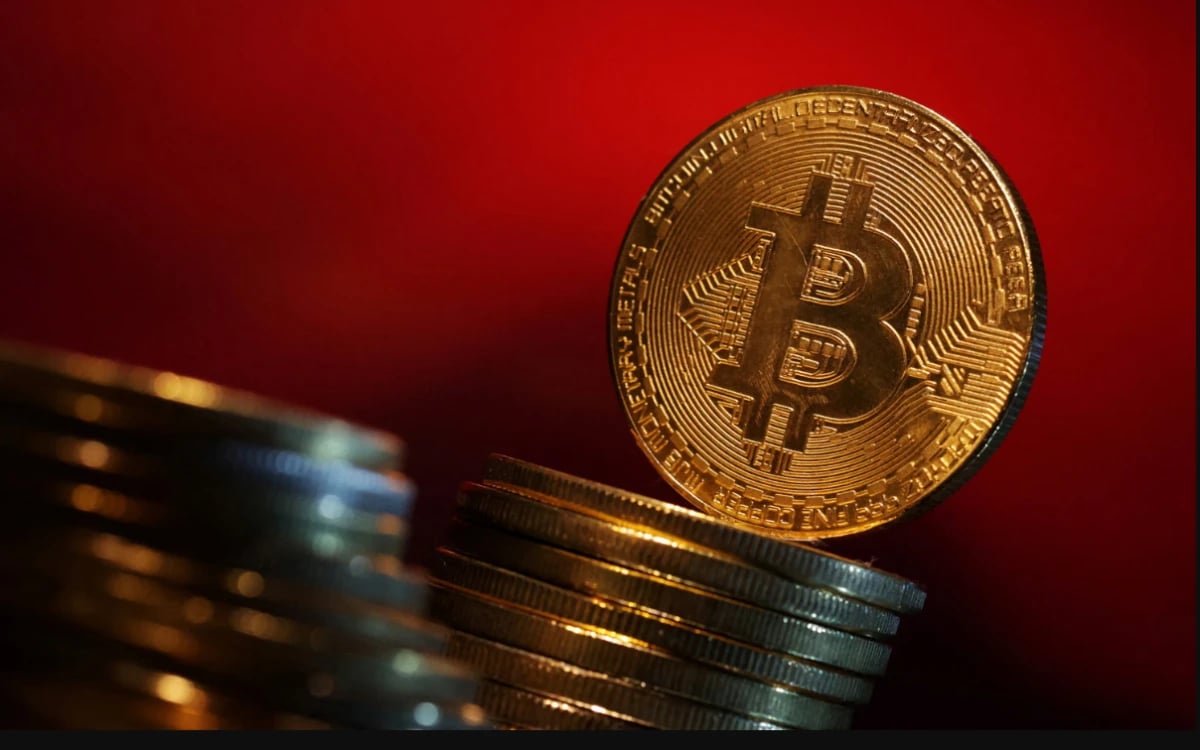 الضغوط على "بيتكوين" تستمر و"ستراتيجي" تعلق شراء العملة المشفرة