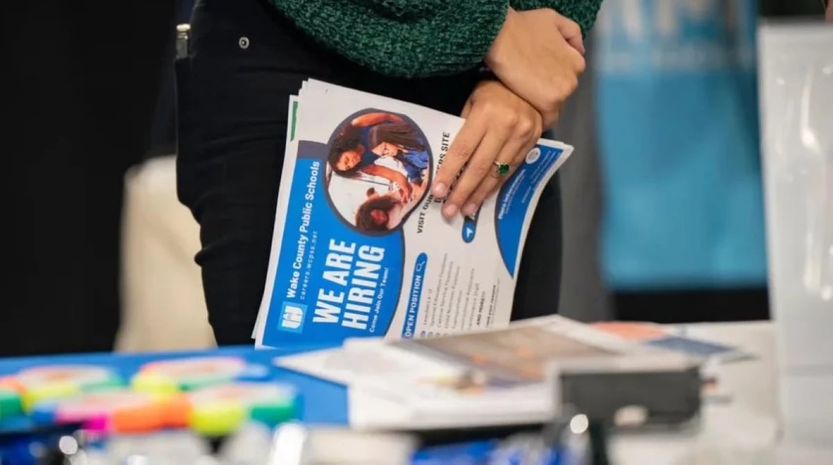 طلبات إعانة البطالة بأمريكا تنخفض إلى 214 ألفا