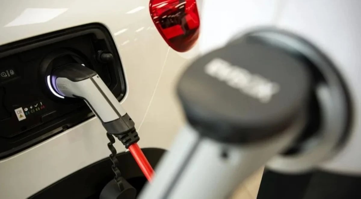 هل تغطي السيارات الهجينة بطء نمو مبيعات المركبات الكهربائية؟