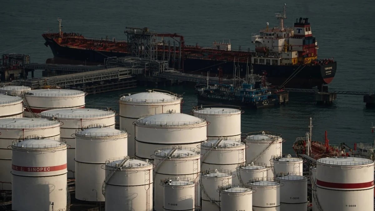 سوق النفط قد تستوعب صدمة مادورو في ظل وفرة الإمدادات العالمية