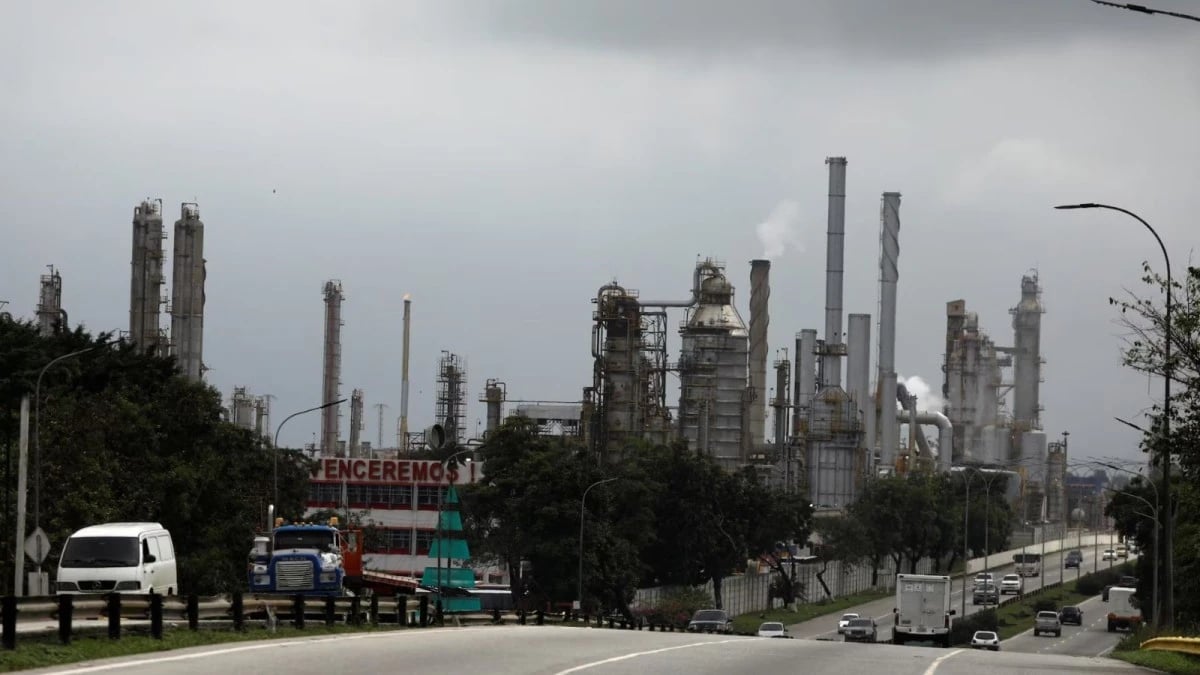 النفط يرتفع دولارا وسط تقييم لأحداث فنزويلا