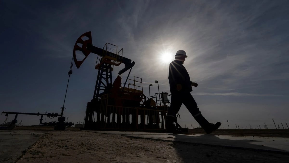 النفط يتراجع أكثر من 1% بعد إعلان تسليم خام فنزويلا إلى أمريكا