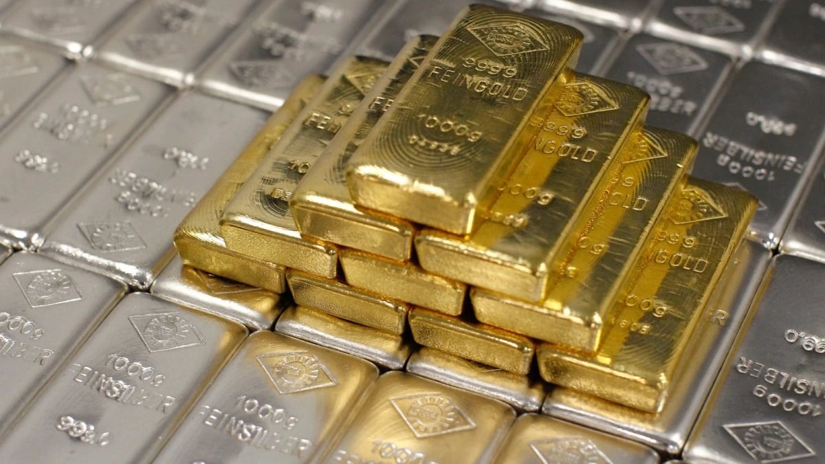 الذهب يهبط 1.5% والفضة تواصل الانهيار