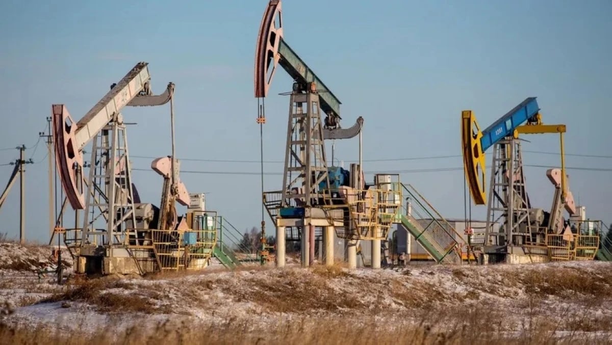 روسيا تخفض وتيرة الحفر النفطي مع جفاف السيولة.. والإنتاج في خطر