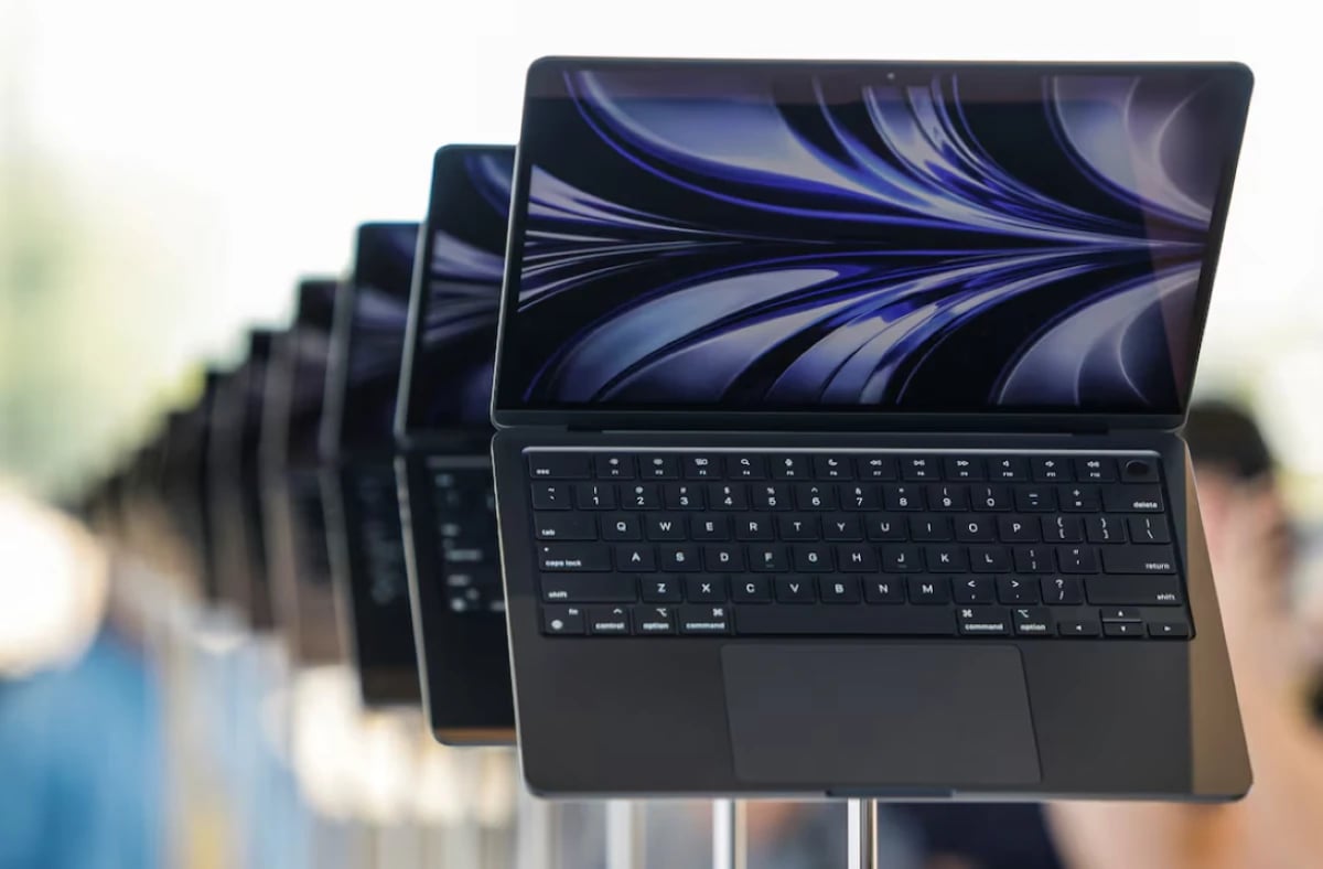 "أبل ماك بوك برو" يقترب من تجربة أيفون بشاشة تعمل باللمس