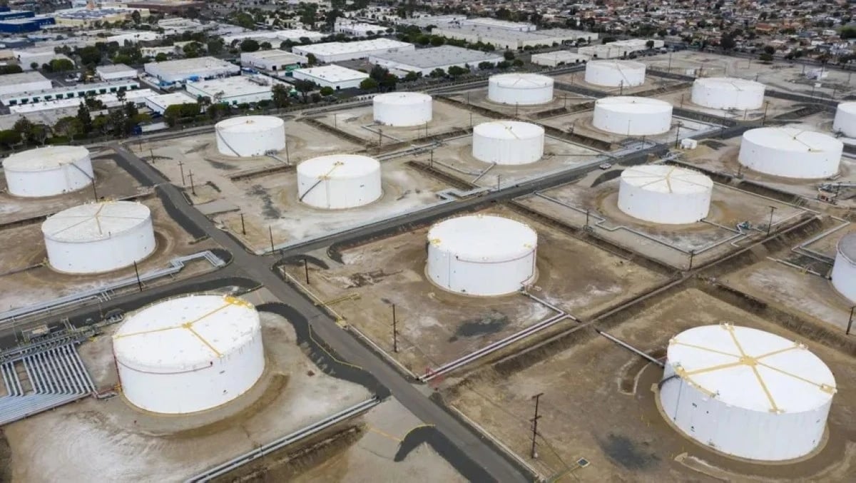 النفط يتجه لأكبر مكسب أسبوعي منذ 2022 مع تصاعد حرب إيران