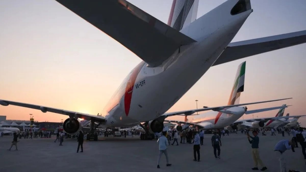 اليوم الـ13 من حرب إيران.. شركات الطيران تضطر لمسارات بديلة وزمن الرحلات يطول