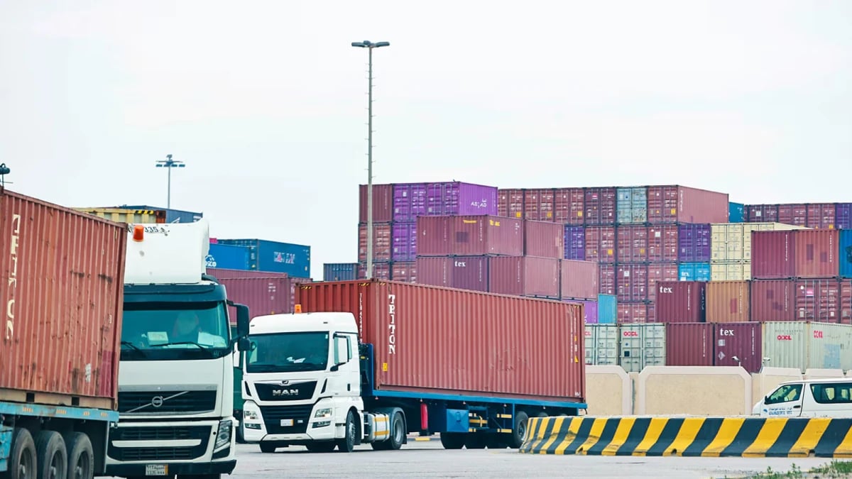 السعودية تؤكد جاهزية خدمات النقل وسلاسل الإمداد بنصف مليون شاحنة