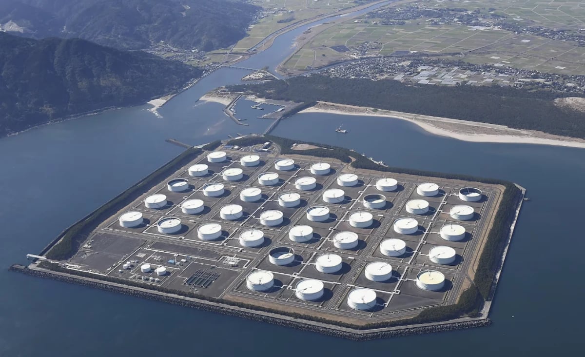 اليابان ستبدأ السحب من احتياطيات النفط وسط ضغوط أمريكية