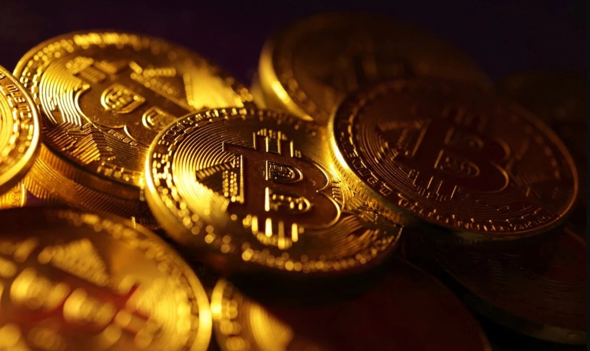 بيتكوين تقترب من 75 ألف دولار ومكاسب أكبر بعملات مشفرة أخرى