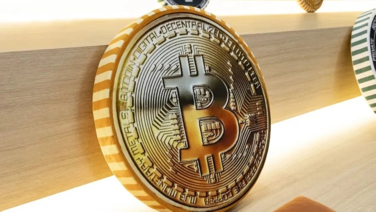 "بيتكوين" عالقة في ضبابية حرب إيران بينما تخطف أصول "الاقتصاد القديم" الأضواء