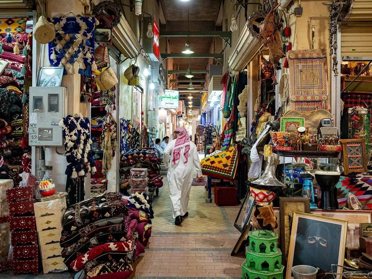 سوق الزل في الرياض .. مزادات على قطع نادرة تصل قيمتها إلى 400 ألف ريال