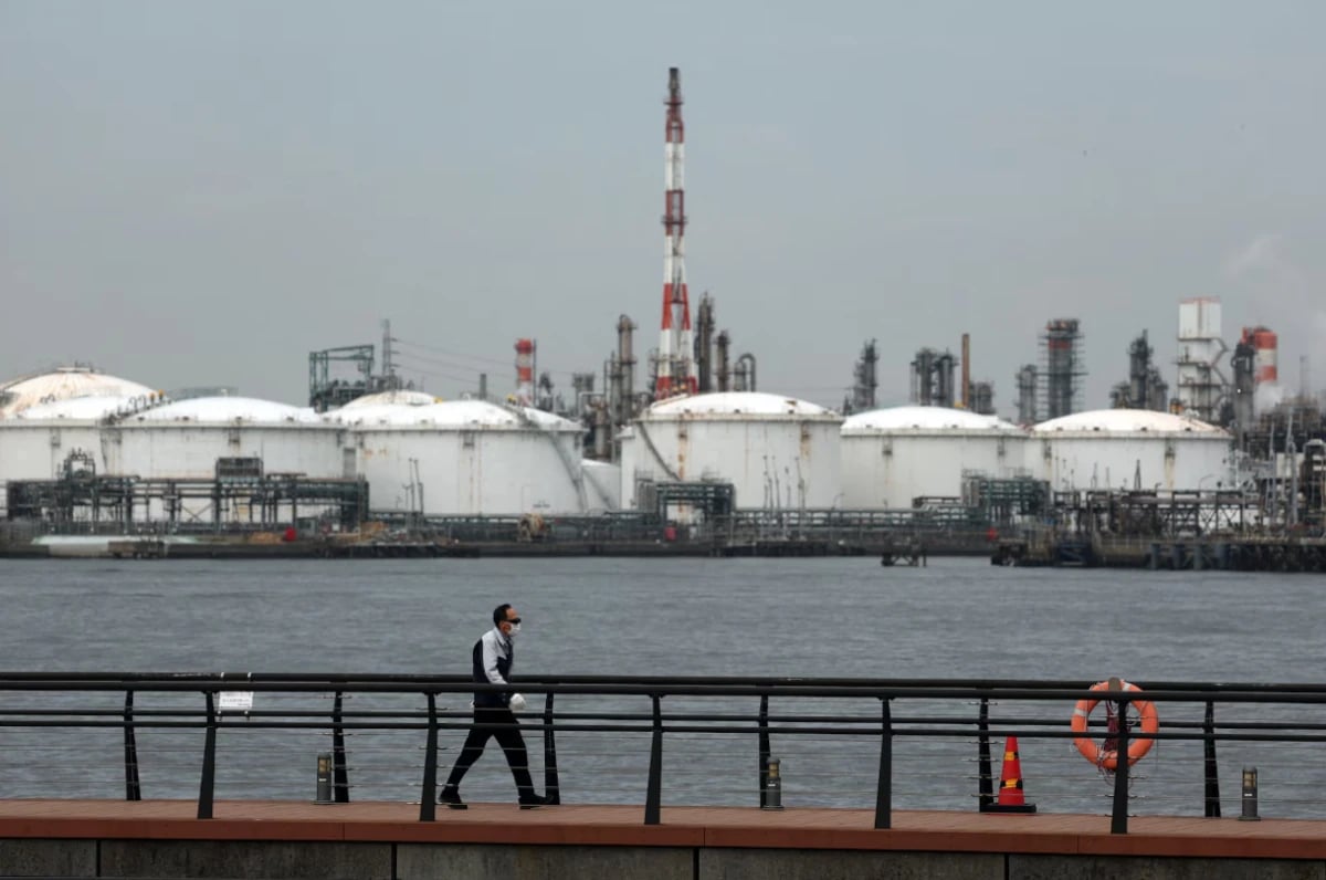 اليابان تبدأ السحب من احتياطياتها النفطية لمواجهة اضطرابات الإمدادات