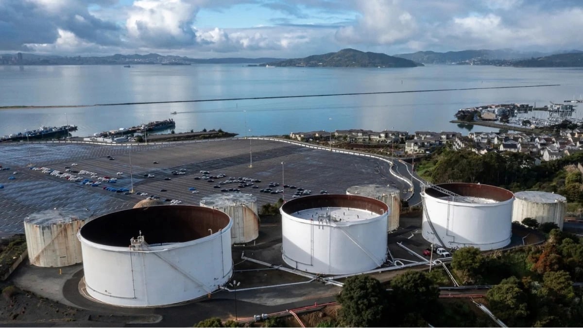 النفط يقفز 4% مع تصاعد المخاوف بشأن الإمدادات العالمية