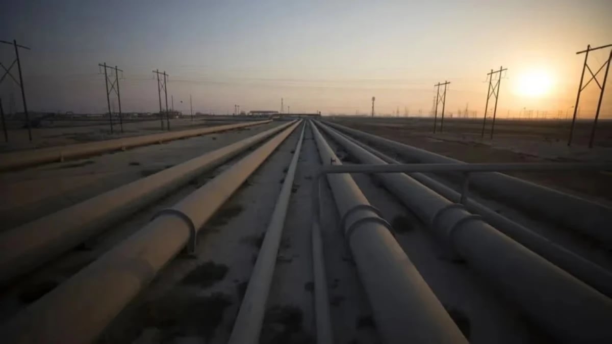 تباين أسعار النفط مع استمرار إغلاق مضيق هرمز وتصاعد التوترات