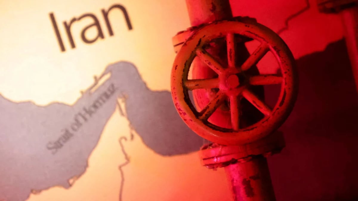 النفط يقفز 4 % مع بدء الحصار البحري الأمريكي على إيران