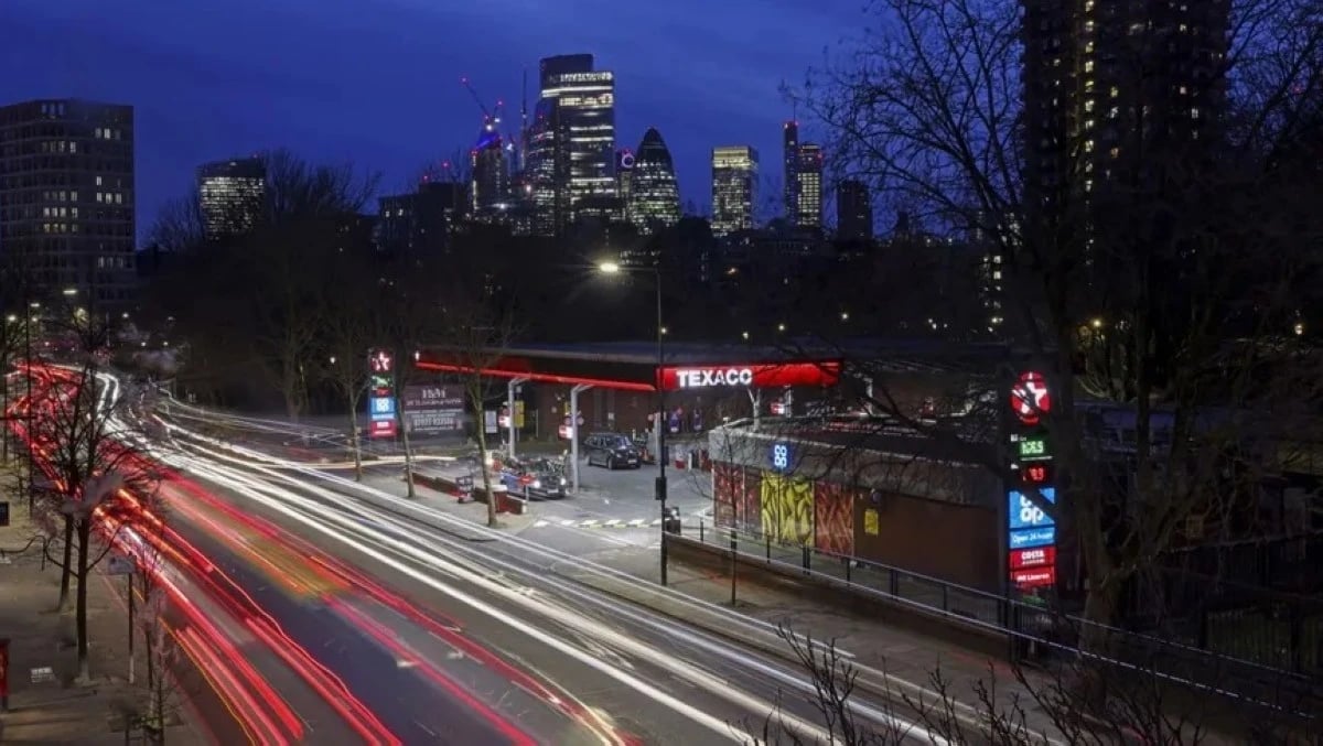 التضخم في بريطانيا يتسارع إلى 3.3% مع قفزة أسعار الوقود