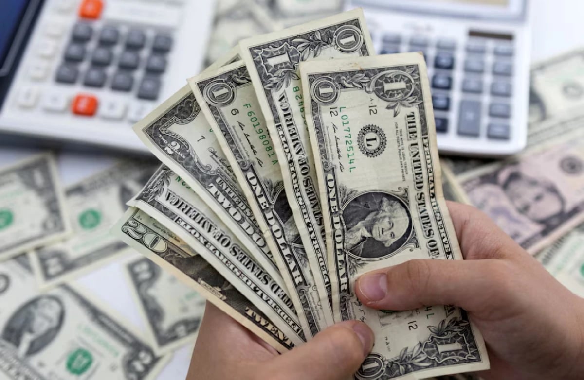 الدولار يعزز هيمنته على التجارة العالمية وسط اضطرابات حرب إيران